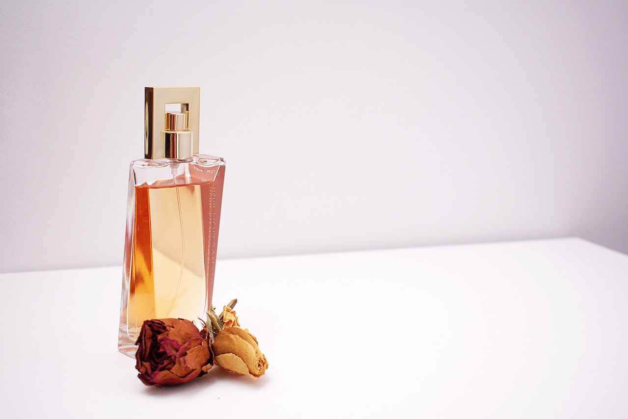 Learn to recognize a copy of perfume with these five tricks