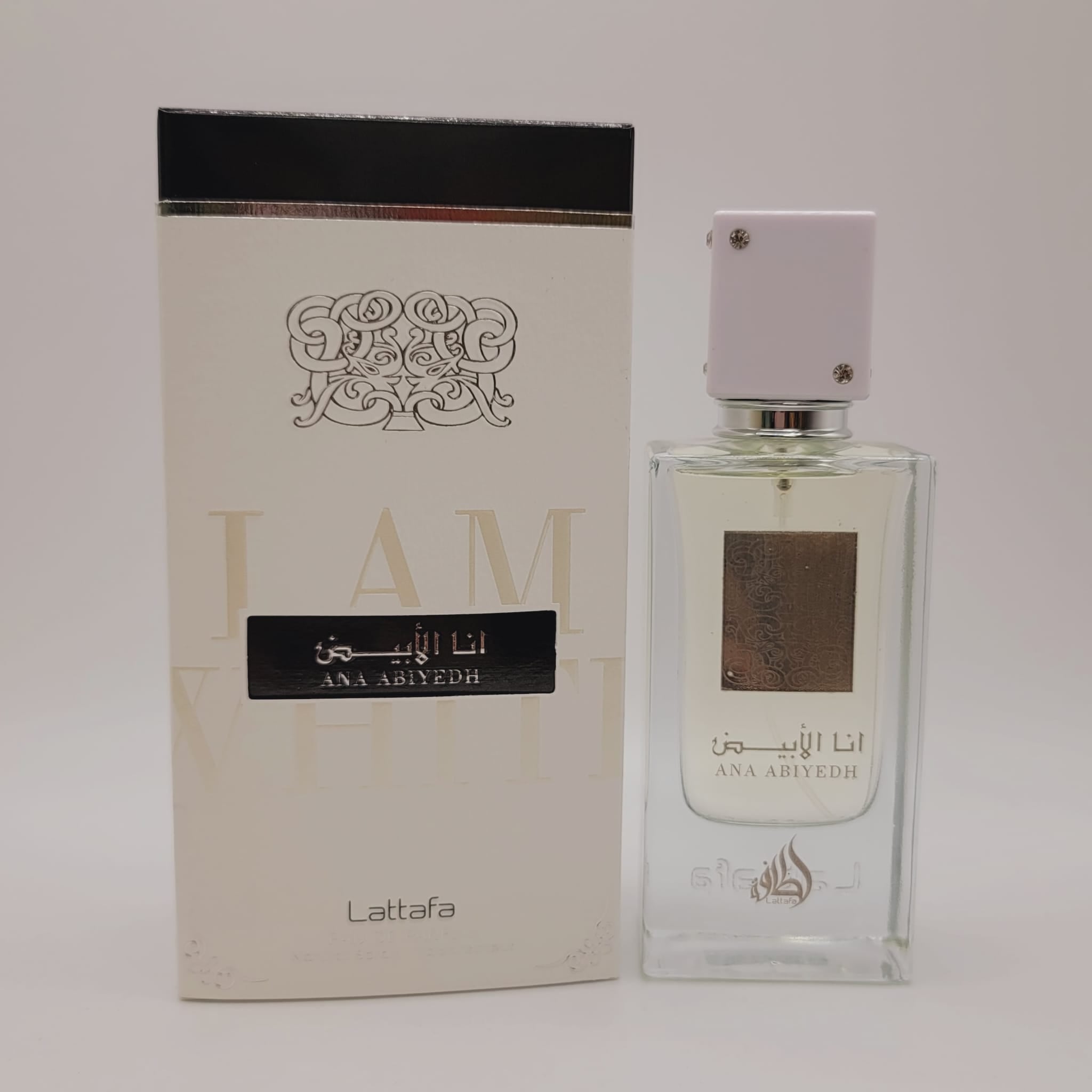 Lattafa Ana Abiyedh presents an elegant, enveloping woody, musky, vanilla profile. Its composition is designed for women and men and offers a versatile fragrance experience ideal for everyday wear, dates, dinners, and special occasions.