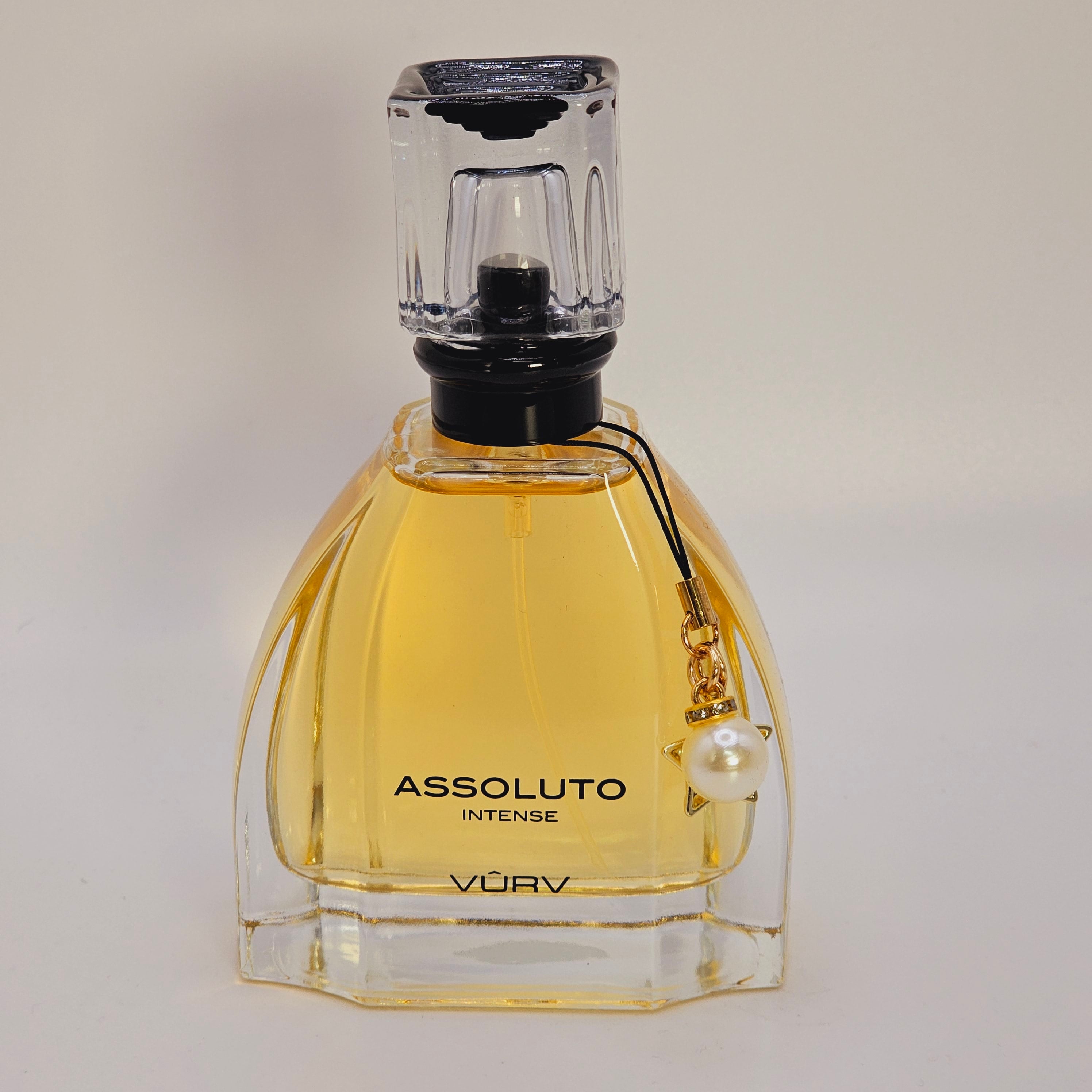 Vurv Assoluto Intense offers an elegant, well-balanced fragrance experience without assigning notes that are not confirmed in the original product information. Its versatile character is well suited to everyday wear, travel, dates, and special occasions.